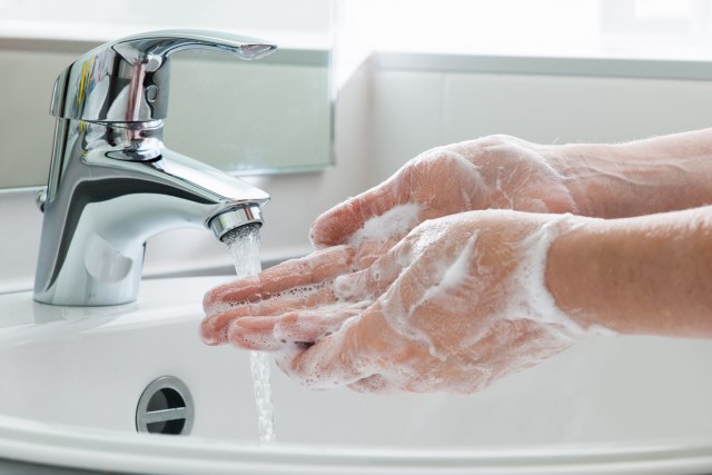 Topla voda i sapun nisu dovoljni. Kako treba prati ruke?